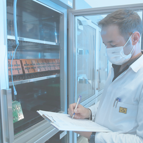 Nitelikli personel ile elektronik kart kalite kontrol incelemesi